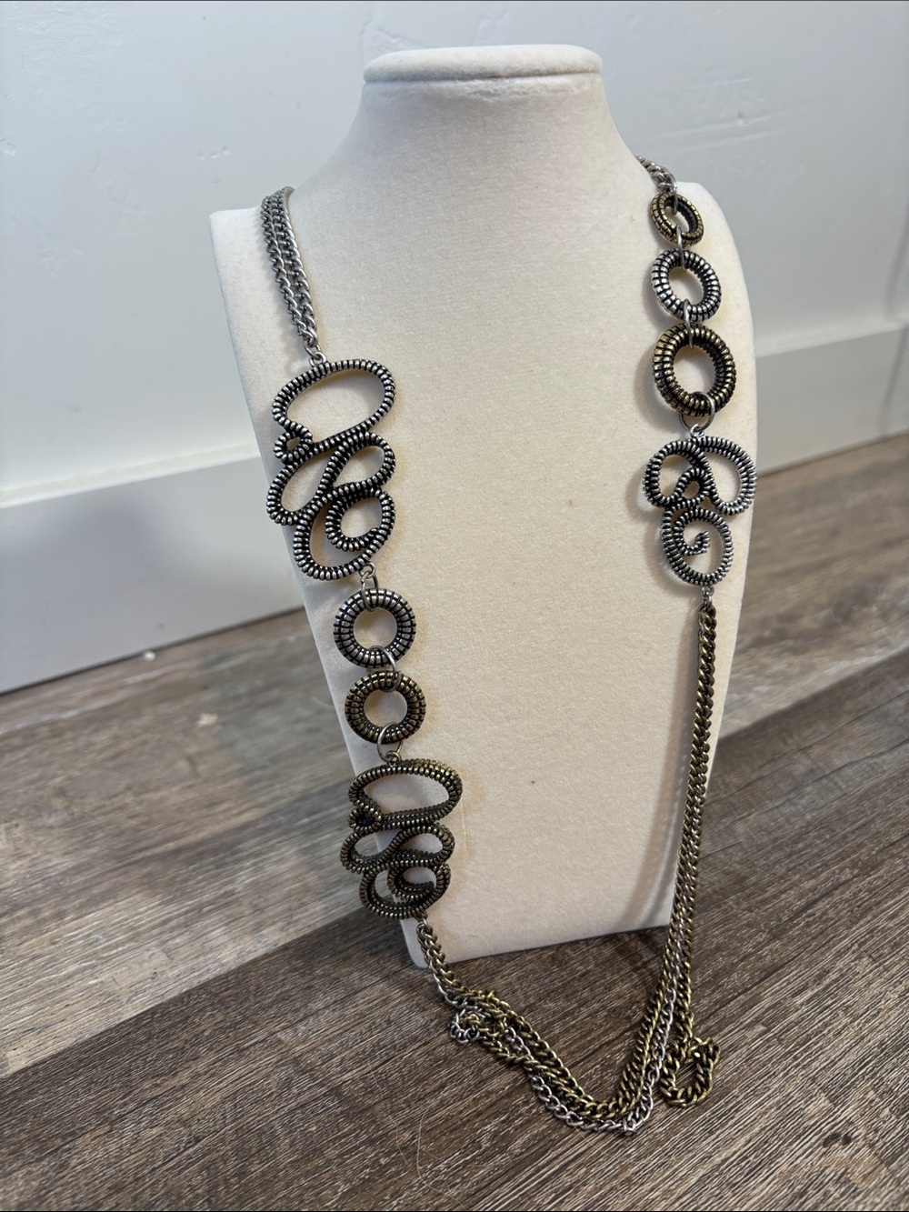 3/$10💕 Long Ornate Metal Loop Necklace in Antiqued Brass Tone